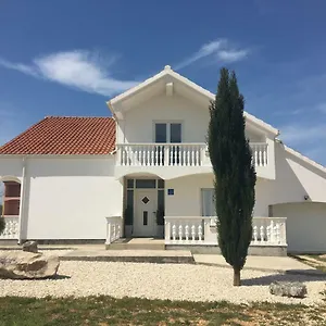 Zerava Nin Ferienhaus